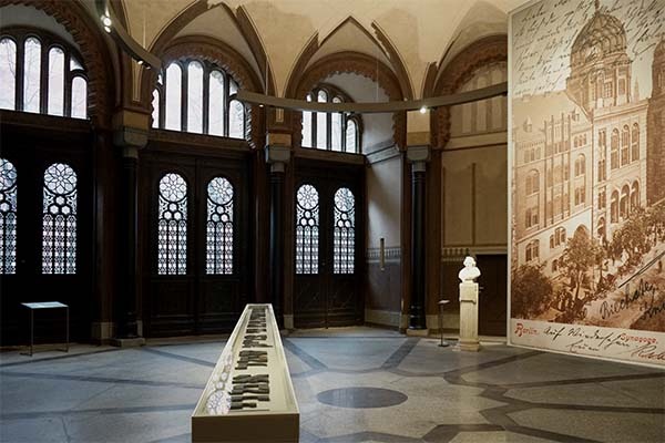 Alte Bündnisse, neue Verortungen und andere Umbrüche in der Erinnerungskultur.