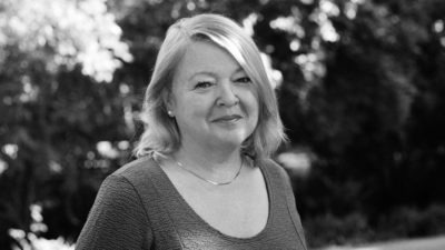 Alice Ströver, Staatssekretärin a.D. Kommunikationswissenschaftlerin M.A., 1995 bis 2011 Mitglied des Abgeordnetenhauses zu Berlin (Bündnis 90/Die Grünen). 2001 Kulturstaatssekretärin. Seit 2012 Geschäftsführerin der Besucherorganisation Kulturvolk des Vereins Freie Volksbühne Berlin e.V. Seit Jahrzehnten Engagement in der Gedenkstättenarbeit.