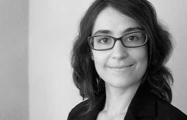 Dr. Alina Gromova ist Stellvertretende Direktorin und Leiterin des Bereichs Ausstellungen und Sammlungen, geboren 1980 in Dnipropetrowsk, und hat in Berlin, Potsdam und Melbourne Jüdische Studien und Anglistik studiert. Sie hat sich intensiv mit jüdischer Geschichte und Gegenwart im Berliner Stadtraum sowie mit Diversität und Erinnerungskultur in Museen auseinandergesetzt und ist Mitbegründerin der Initiative „Making Museums Matter“.