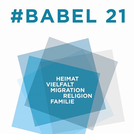 Quadratisches Logo von #Babel 21: Weißer Hintergrund, oben der Titel in blauen Großbuchstaben, darunter eine Grafik aus sich überlappenden Quadraten in Blautönen, in der Mitte die Begriffe "Heimat", "Vielflalt", "Migration", "Religion" und "Familie untereinander, unterscheidlich zueinander versetzt angeordnet.