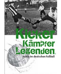 Buchcover mit dem Titel "Kicker Kämpfer Legenden: Juden im deutschen Fußball". Darunter ein historisches Foto von zwei Fußballspielern im Spiel. Im Hintergrund sind noch mehr Spieler zu sehen.