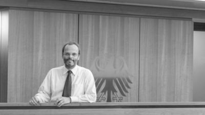 Dr. Felix Klein, geboren 1968 in Darmstadt. Studium der Rechtswissenschaften in Freiburg und London, seit 1994 im Auswärtigen Amt. Mitglied des „Diplomatischen Streichquartetts Berlin“. Seit Mai 2018 Beauftragter der Bundesregierung für jüdisches Leben in Deutschland und den Kampf gegen Antisemitismus.