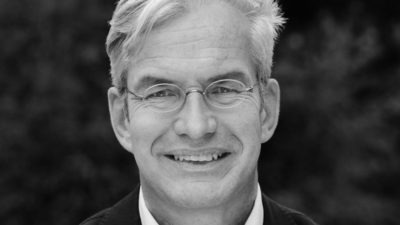 Dr. Mathias Middelberg ist Rechtsanwalt, Mitglied des Deutschen Bundestages und innenpolitischer Sprecher der CDU/CSU-Bundestagsfraktion. Seine Dissertation behandelt Hans Calmeyer, der als Mitarbeiter der NS-Besatzungsverwaltung in den Niederlanden mindestens 3.000 Juden das Leben rettete und von Yad Vashem als „Gerechter unter den Völkern” geehrt wurde.