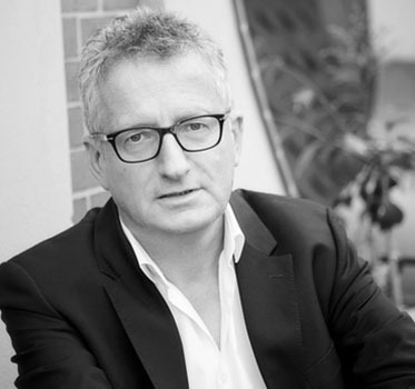 Dr. Thomas Sparr absolvierte das Studium der Literaturwissenschaft und Philosophie in Hamburg, Marburg und Paris. Von 1990-1998 Leitung des Jüdischen Verlags, danach von 1999-2004 Cheflektor des Siedler Verlags, anschließend stellvertretender Leiter und Geschäftsführer des Suhrkamp Verlags, für den er heute als Editor-at-Large arbeitet.