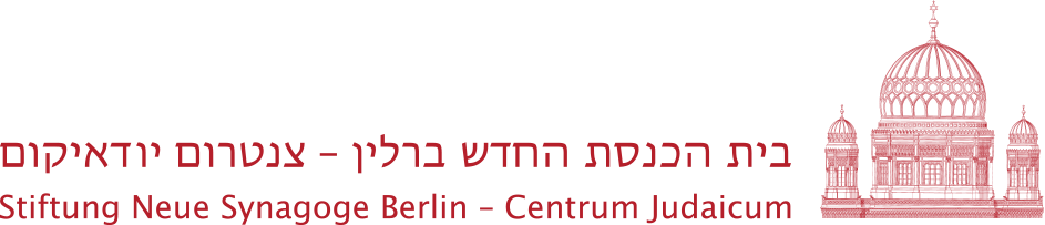 Bannerlogo der Logo der Stiftung Neue Synagoge - Centrum Judaicum: Titel in roter Schrift, hebräisch und deutsch (links-mitte unten). Rechts ist eine rote Grafik der drei Kuppeln der Synagoge.