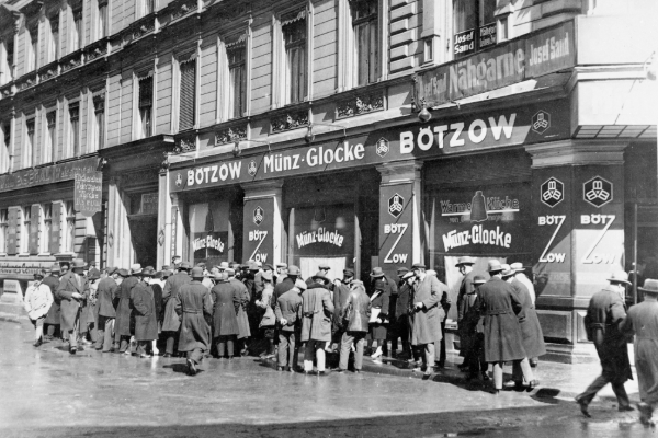 Schwarz-weiß Fotografie einer Menschenmenge vor dem Nähgroßhandel Joseph Sand