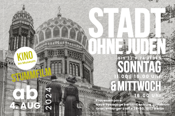 Querformatige Grafik in Grautönen bestehend aus einer Untenansicht auf die Kuppel der Neuen Synagoge Berlin sowie weißem und gelbem Veranstaltungstext. Rechtsbündig steht der Titel der Veranstaltung "Stadt ohne Juden" in weißen Großbuchstaben. Darunter in unterschiedlich großer Schrift " Bis 22.9.24 jeden Sonntag & Mittwoch - 11.00 | 16.00 Uhr - Frauenempore. Links steht in gelber Schrift auf weißem Kreis "Kino im Museum", darunter in gelb "Stummfilm" und in weiß "ab 4. Aug 2024. Unten in der Mitte ist außerdem ein Paar in altertümlich wirkender Kleidung von hinten zu sehen, die vor der Synagoge stehen.