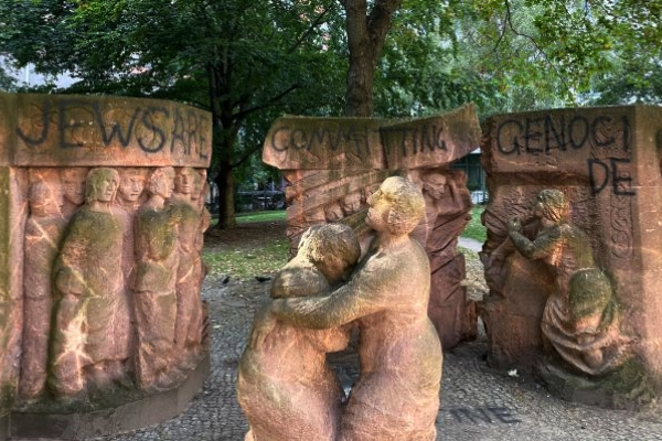 Antisemitische Schändung des Rosenstraße-Denkmals in Berlin-Mitte