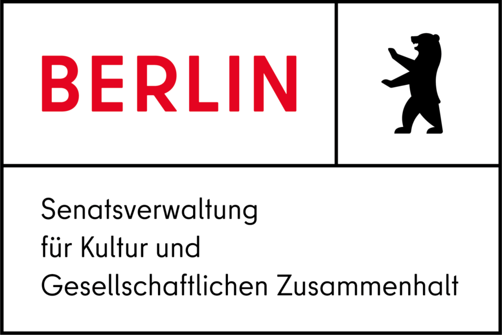 Rote Schrift BERLIN auf weißem Hintergrund in der linke oberen Spalte, schwarzer Bär rechte obere Hälfte auf weißem Hintergrund. Beschriftung Senatsverwaltung fr Kultur und gesellschaftlichen Zusammenhalt auf weißem Hintergrund platziert untere Hälfte des Bildes